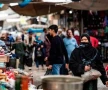 وسط ضغوط تهدد الاستقرار: الطبقة الوسطى في سوريا على حافة الفقر والانهيار
