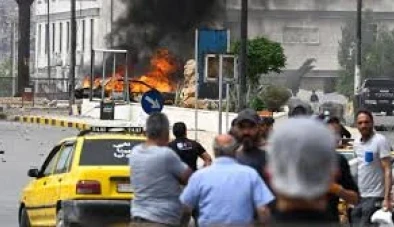 مقتل جندي، وأصابة 23 شخصاً، جراء انفجار سيارة مفخخة قرب مبنى تابع لوزارة الدفاع بدمشق