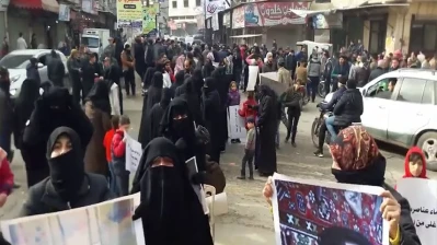 مظاهرة نسائية في إدلب تطالب بالإفراج عن المعتقلين في سجون “تحرير الشام”