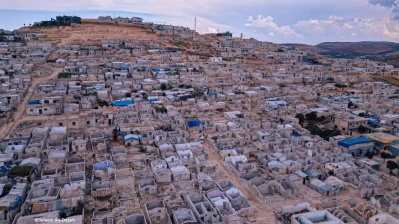 أول مخيم يُغادر بالكامل في الشمال السوري: عودة سكان مخيم التريمسة إلى قريتهم بعد 14 عامًا من النزوح