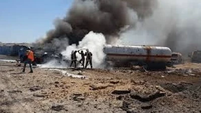 قتلى وجرحى في انفجار شاحنة وقود ومستودعات أسلحة وسط سوريا