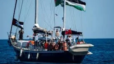 أسطول مساعدات متجه إلى غزة يغادر برشلونة بعد هدوء طقس عاصف