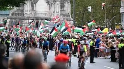 احتجاجات مناهضة للاحتلال تنهي سباق إسبانيا للدراجات مبكرا