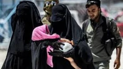 فرنسا تعيد ثلاث نساء وعشرة أطفال من سجون في شمال سوريا