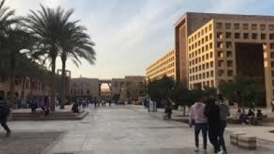 طلاب الجامعة الامريكية في القاهرة يهتفون لا للتطبيع ويطردون السفير الاسرائيلي السابق
