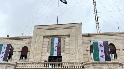 رفع العلم السوري على مبنى محافظة الحسكة إيذاناً بتفاهمات إدارية وأمنية جديدة