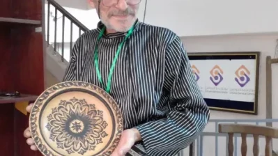 حين يتكلم الخشب… مأمون الحلاق وذاكرة المخرطة الدمشقية