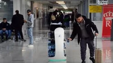 روبوت ذكي يقدّم المياه والتمور للمسافرين في مطار دمشق الدولي