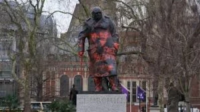 “مجرم حرب صهيوني” و”فلسطين حرة” تغطي تمثال تشرشل في لندن