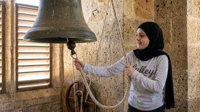 نازحة لبنانية مسلمة تقرع جرس الكنيسة في "فصح" زغرتا