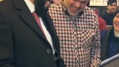 قراءة في دلالات جولة الرئيس  أحمد الشرع في أسواق دمشق واقتنائه كتاب "الداء والدواء"