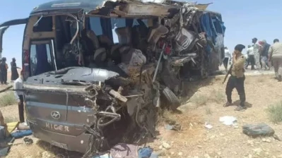 . مصابون يروون تفاصيل اللحظات الأولى لحادث تصادم حافلتين على طريق دير الزور –دمشق