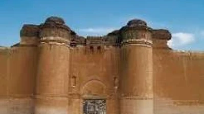 ثلاثة مجسمات أموية من قصر الحير الغربي