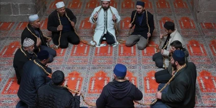 بطول ١٣ مترا و١١١ حبة.. سبحة تاريخية بجامع “سيواسي هاتون” في تركيا تجذب الزوار خلال رمضان