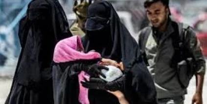 فرنسا تعيد ثلاث نساء وعشرة أطفال من سجون في شمال سوريا