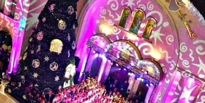 إضاءة شجرة الميلاد في اللاذقية: رسالة سلام ووحدة لكل السوريين