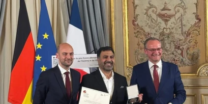 "قيصر" سوريا ينال "الجائزة الفرنسية الألمانية لحقوق الإنسان" تقديراً لشجاعته في كشف جرائم النظام البائد