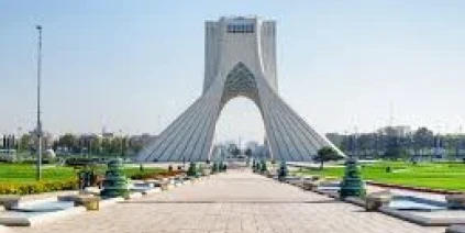 إيران تهدد بالرد في حال قصفها وأمريكا تسحب أفرادا من قواعد بالمنطقة