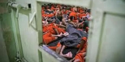 العراق يقول إنه سيقاضي معتقلي الدولة الإسلامية المنقولين من سوريا