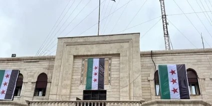 رفع العلم السوري على مبنى محافظة الحسكة إيذاناً بتفاهمات إدارية وأمنية جديدة
