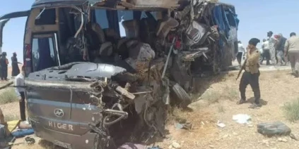 . مصابون يروون تفاصيل اللحظات الأولى لحادث تصادم حافلتين على طريق دير الزور –دمشق