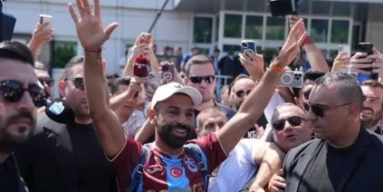 النجم المصري محمد صلاح يحظى باستقبال جماهيري حاشد في طرابزون التركية