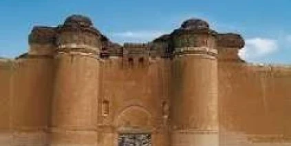 ثلاثة مجسمات أموية من قصر الحير الغربي