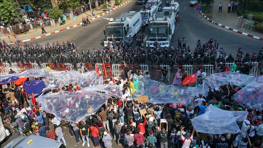 محتجين في العاصمة ناي بي تاو في مواجهة قوات الأمن الميانمارية (الأناضول)