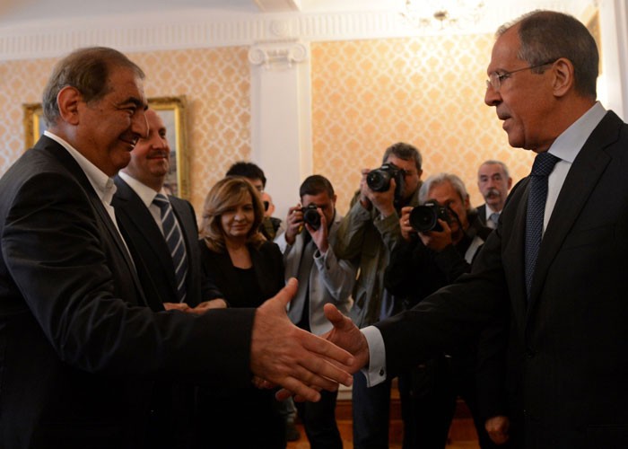 صورة تجمع وزير الخارجية الروسي سيرغي لافروف مع رئيس منصة موسكو قدري جميل (إنترنت)