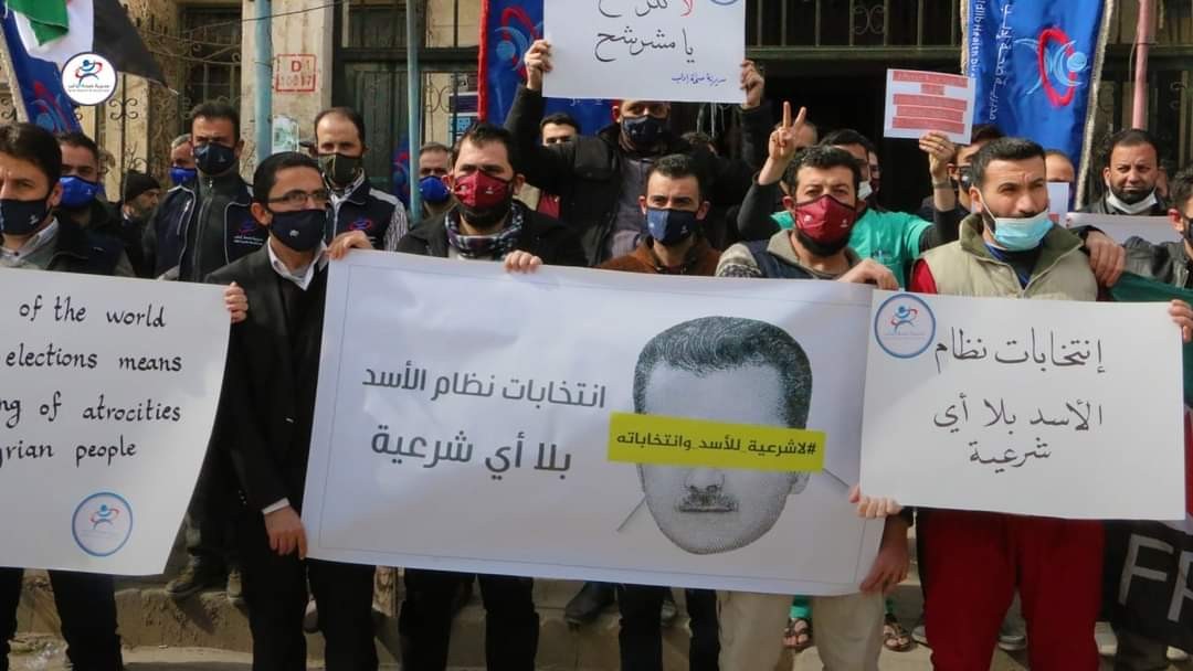 جانب من الوقفة الاحتجاجية التي نظمتها مديرية صحة إدلب