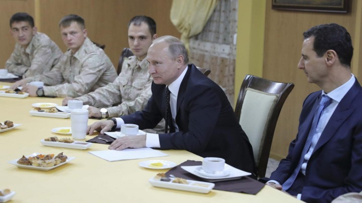 الرئيسان السوري بشار الأسد والروسي فلاديمير بوتين في اجتماع بمطار حميميم (Getty)