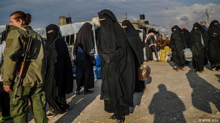 صورة لنساء في مخيم الهول (AFP)