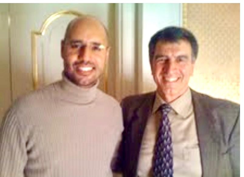 صورة تجمع الدكتور رياض معسعس رئيس تحرير السوري اليوم بنجل القذافي رئيس ليبيا السابق