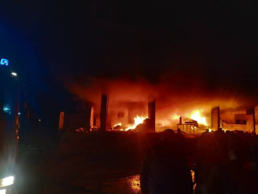أرشيف، حريق نتيجة قصف طائرات النظام لمنازل المدنيين في المناطق المحررة