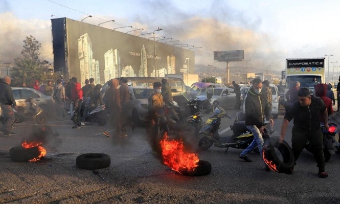 محتجون لبنانيون يغلقون الشوارع بالإطارات المشتعلة (إنترنت)