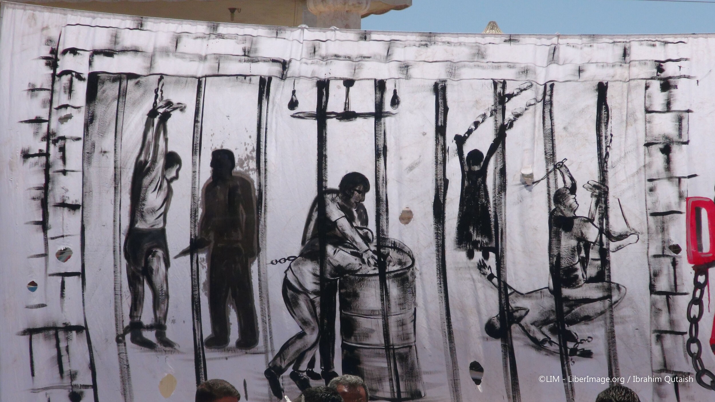 لوحة تجسد المعاناة التي ينالها المعلقون في سجون الأسد، وكالات
