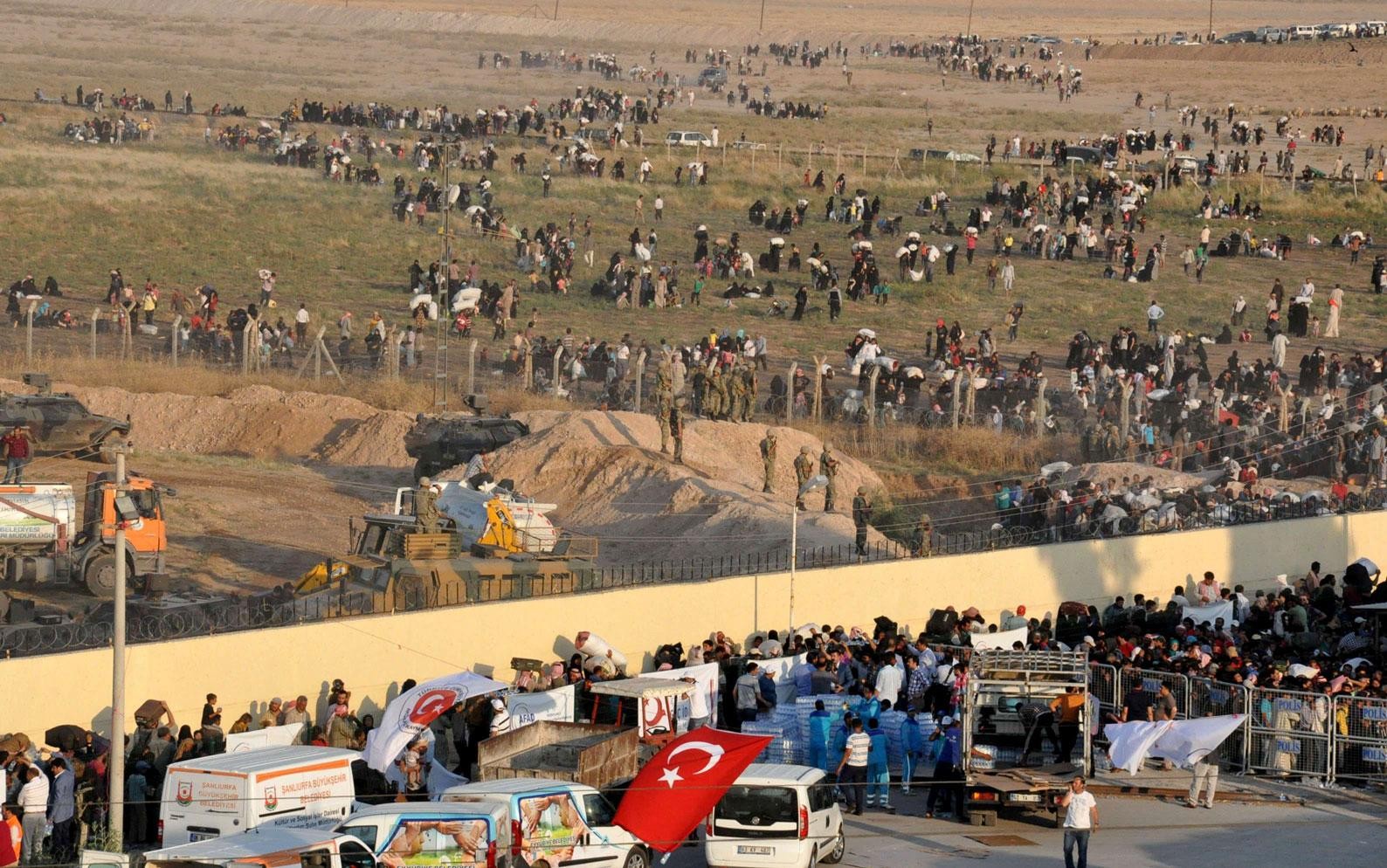 اللاجئون السوريون على الحدود السورية التركية (إنترنت)