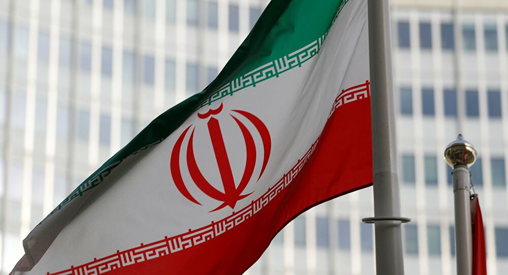 العلم الإيراني أمام مبنى وكالة الطاقة الذرية (سبوتنيك)