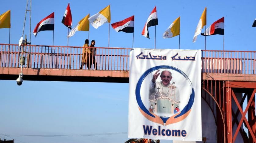 صورة ترحيبية للبابا فرنسيس الأول على أحد جسور المشاة في العراق (إنترنت)