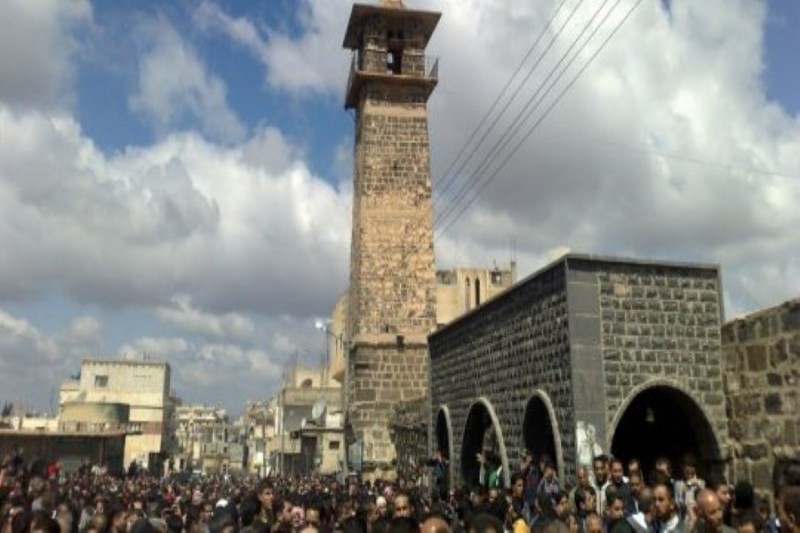 المتظاهرون أمام المسجد العمري في درعا البلد (شبكة شام الاخبارية)