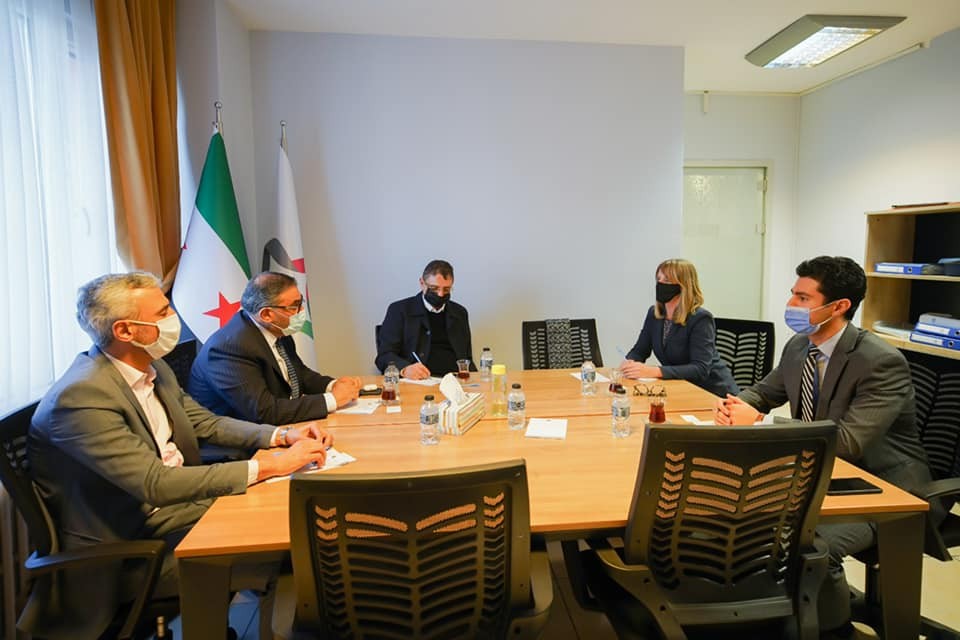 خلال لقاء أنس العبدة مع المبعوثة النروجية إلى سوريا هيلدا هارالستاد