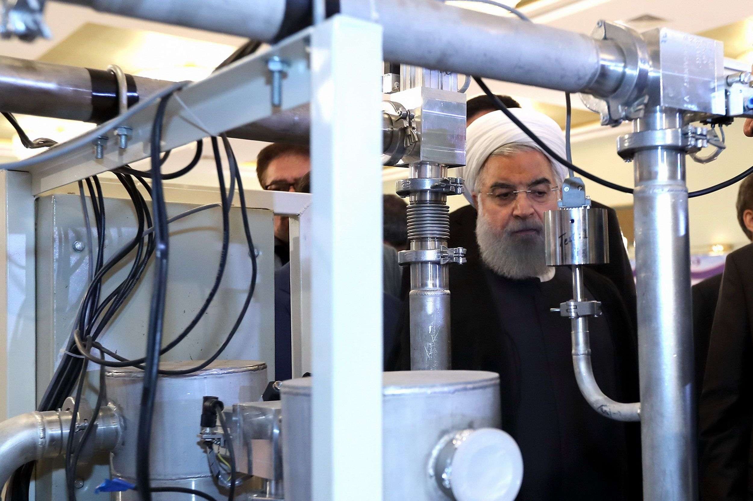 الرئيس الإيراني حسن روحاني في إحدى المواقع النووية الإيرانية (إنترنت)