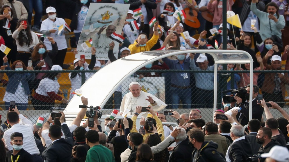 البابا فرنسيس خلال تواجده في ملعب "فرانسو الحريري" (إنترنت)
