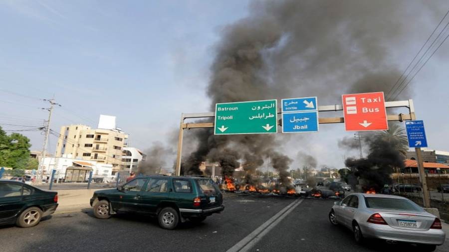 محتجون يغلقون الطرق في لبنان (إنترنت)