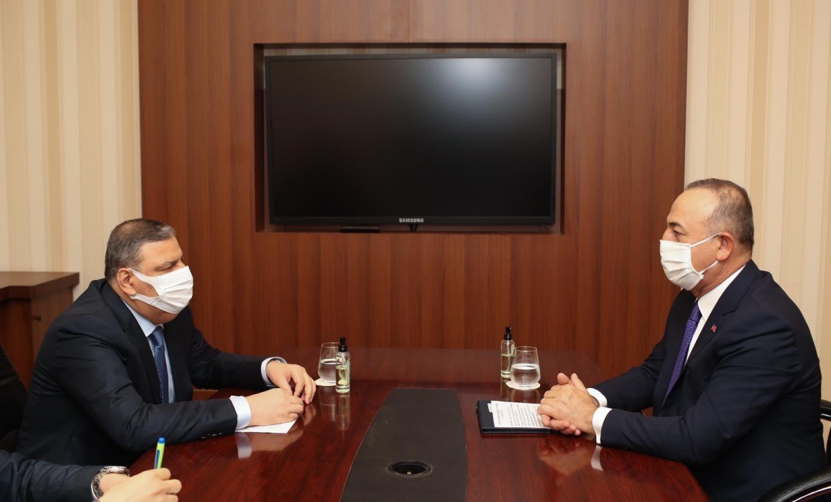 خلال اجتماع وزير الخارجية التركي مع رئيس الوزراء السابق رياض حجاب في قطر (الأناضول)