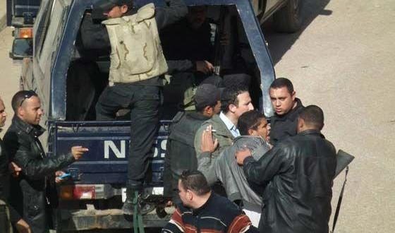 لحظة اعتقال أحد المدنيين في سوريا (إنترنت)