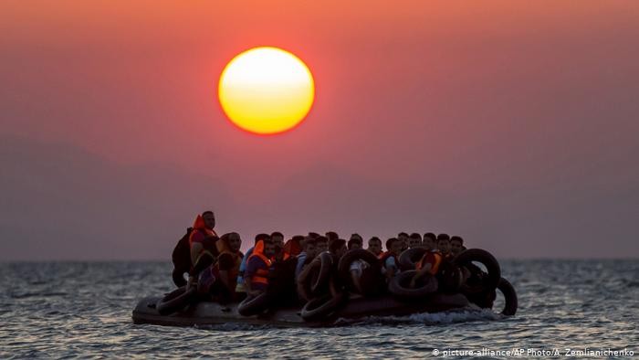لاجئون في طريقهم إلى اوروبا (AP)