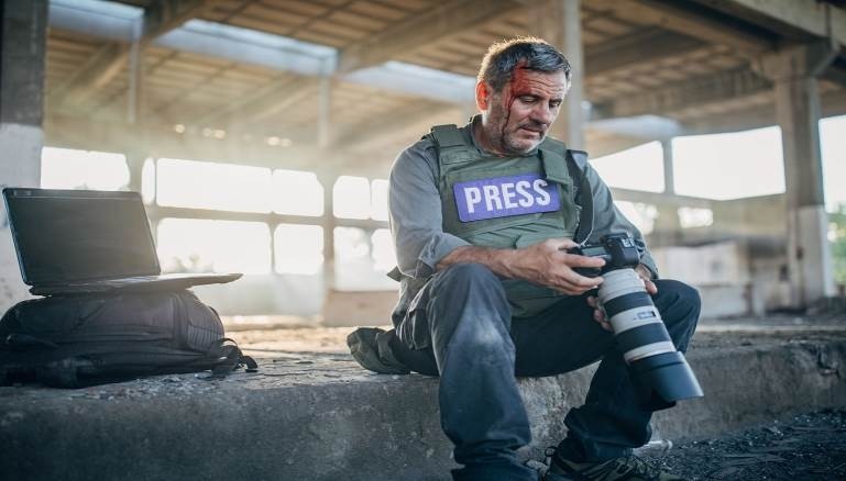 صحفي في أحد مناطق الحرب في سوريا (Getty)