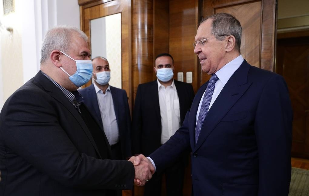 وزير الخارجية الروسي سيرغي لافروف في استقبال نائب أمين عام حزب الله محمد رعب (إنترنت)