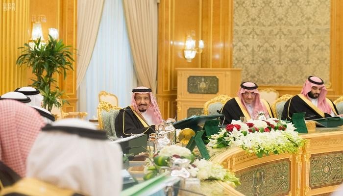 المليك سلمان في مجلس الوزراء السعودي (إنترنت)